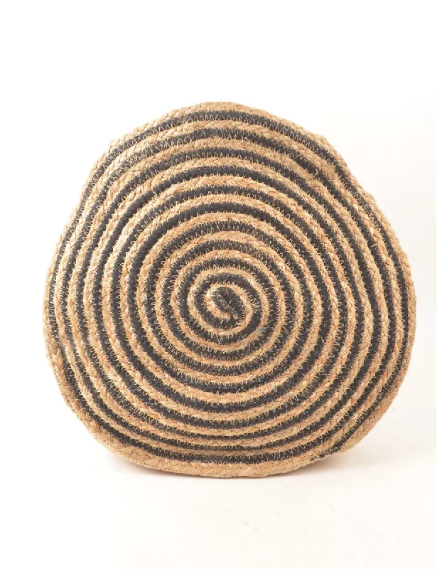 Final Markdown sleek and warm coatNavy & Natural Straw Bag - S